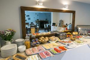 stół z wieloma różnymi rodzajami żywności w obiekcie Rudy Lis Szczyrk w Szczyrku