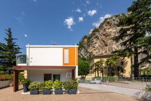 una casa frente a una montaña en Residence Klima House de Vilos, en Arco