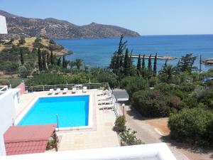 una piscina con vistas al océano en Dimitra Apartments, en Agios Nikolaos