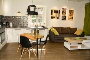 維爾紐斯的住宿－A perfect base to explore Vilnius!，厨房以及带桌子和沙发的客厅。