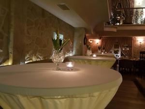 comedor con mesa y copa de vino en Luxury Rooms Minjon, en Vrnjačka Banja