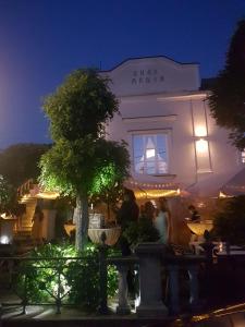A garden outside Luxury Rooms Minjon