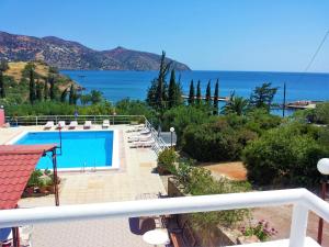 Villa con piscina y vistas al océano en Dimitra Apartments, en Agios Nikolaos