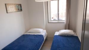 ヴィラ・ノヴァ・デ・ガイアにあるModern and Cozy Apartmentの窓付きの小さな部屋のベッド2台