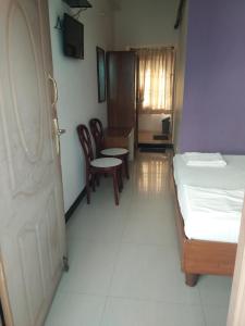 a room with two beds and a table and chairs at COMFORT INN in Nāmakkal
