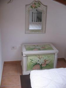 sypialnia z komodą z lustrem na ścianie w obiekcie CASA PUTIFIGARI w mieście Putifigari