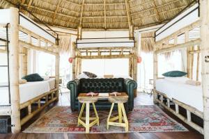 - un salon avec un canapé et 2 lits dans l'établissement Dreamsea Surf Resort Nicaragua, à San Juan del Sur 92 autres photos