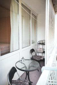 tavolo e sedie in una stanza con finestra di Apartment Dream of Split a Spalato (Split)