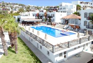 Luftaufnahme eines Gebäudes mit Schwimmbad in der Unterkunft Maison 48 Apart Hotel in Gümbet