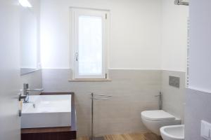 A bathroom at S207 - Sirolo, meraviglioso bilocale in centro Még 9 kép