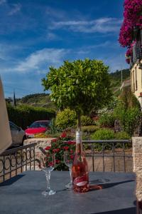 a bottle of wine and two glasses on a table at Ferienwohnung Wagner 4 Sterne in Neef