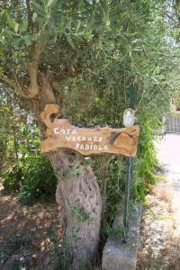 カステッランマーレ・デル・ゴルフォにあるCasa Vacanza e Camera Fabiolaの木の脇の看板