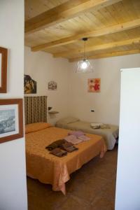 カステッランマーレ・デル・ゴルフォにあるCasa Vacanza e Camera Fabiolaのベッドルーム1室(ベッド2台付)
