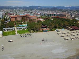 una vista aérea de un gran aparcamiento en una ciudad en Club Turtas Beach - All Inclusive, en Konaklı