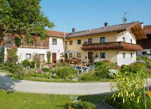 ein Haus mit Garten davor in der Unterkunft Stefanutti Hof in Grabenstätt