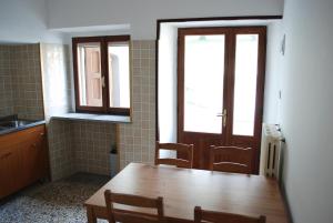 eine Küche mit einem Holztisch im Zimmer in der Unterkunft Casa rosa sull'appennino tosco emiliano in Barigazzo