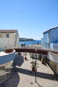 a bridge over a walkway between two buildings at Residence Marina Salivoli in Piombino