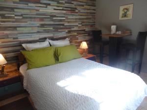 Ardres的住宿－Au Retour du Lac，卧室配有白色的床和木墙