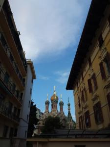 un bâtiment avec des dômes d'or au milieu de deux bâtiments dans l'établissement Zona chiesa russa, à Sanremo
