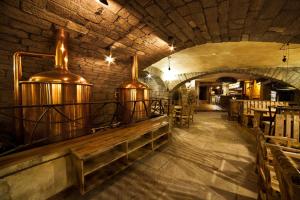 un restaurante con dos grandes ollas de cobre en la pared en Apartmany Becherplatz en Karlovy Vary