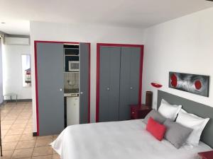 Кровать или кровати в номере Hotel du Porge