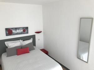 Кровать или кровати в номере Hotel du Porge