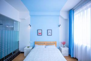 Postel nebo postele na pokoji v ubytování Murphy Youth Hostel Guilin桂林北站莫非青年旅舍 + 37 fotografií