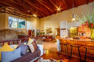 un soggiorno con divano e una cucina di Ulwazi Rock Lodge a Hazyview
