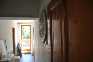 korytarz z drzwiami do pokoju z drzwiami w obiekcie Pod Kasztanem w Wiśle
