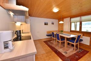 Bauernhof Feurstein في أنديلسبوخ: مطبخ وغرفة طعام مع طاولة وكراسي