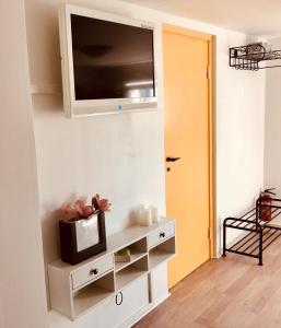 TV a/nebo společenská místnost v ubytování Lägenhet i Falkenberg