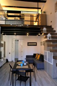 - un salon avec une table et un canapé bleu dans l'établissement Vicerè Apartments By DomusExtra, à Naples