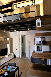 - un salon avec un escalier et une table dans une pièce dans l'établissement Vicerè Apartments By DomusExtra, à Naples