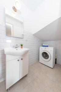 Zdjęcie z galerii obiektu Vacation home Villa Santa Eufemia w mieście Sutomišćica