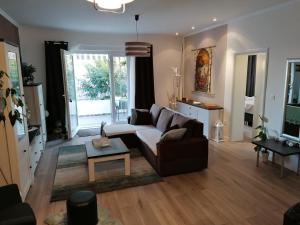 - un salon avec un canapé et une table dans l'établissement Apartman Luna, à Šibenik