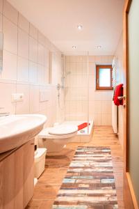 ein Badezimmer mit einer Badewanne, einem WC und einem Waschbecken in der Unterkunft Pension Unterstein in Schönau am Königssee
