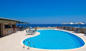 Bazén v ubytování Lissos Beach nebo v jeho okolí