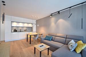 uma sala de estar com um sofá e uma mesa em Apartament PIER 72 PREMIUM em Kolobrzeg