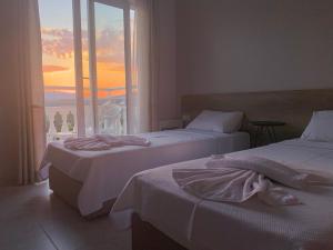 2 letti in una camera con vista sull'oceano di Kaizen Gate Hotel a Oludeniz