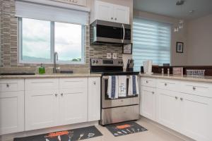 
A kitchen or kitchenette at The Crimson Apartment
