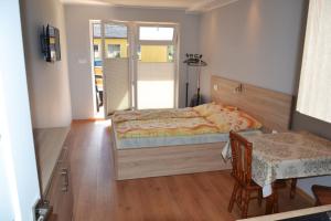 Un pat sau paturi într-o cameră la Pokoje Gościnne Bartek