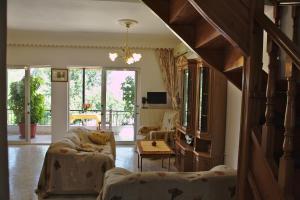 un soggiorno con divano e tavolo di Stathoula's House a Kontokali