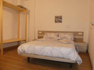 Säng eller sängar i ett rum på APT 2 Acollidor al Centre històric de Vic APTGARBI