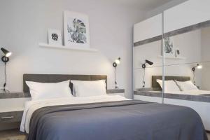 Un dormitorio con una cama grande y dos lámparas. en Vila White Tulip, en Alba Iulia