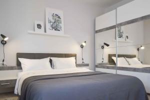 Un pat sau paturi într-o cameră la Vila White Tulip