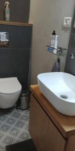 La salle de bains est pourvue d'un lavabo blanc et de toilettes. dans l'établissement Ramat Poleg, walk to beach, à Netanya