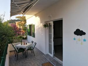 un patio avec une table et des chaises sur un balcon dans l'établissement Apartman Luna, à Šibenik