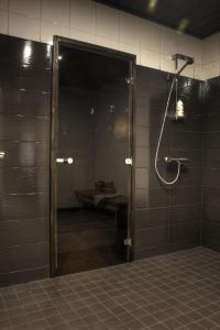 een badkamer met een douche en een deur open bij Olkka ranch in Mustakulkkula