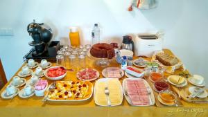 una tavola con piatti di cibo su un tavolo di O Monte da Estrada a Zambujeira do Mar Altre 15 foto