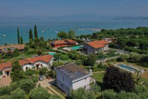 - une vue aérienne sur une maison avec une piscine dans l'établissement Casa Linda, à Ronchi
